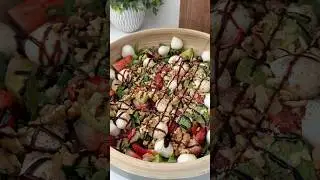 Салат с клубникой, авокадо и моцареллой  #салат #рецепт #нашивкалифорнии