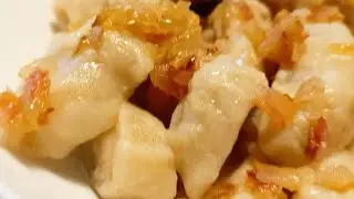 Potato dumplings with fried onions and brisket./Kartoffelkn&ouml;del mit R&ouml;stzwiebeln und Rinderbrust.