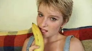 Hottie eating a banana...SEXY!