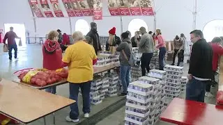 Third and Long Foundation gives away Thanksgiving baskets