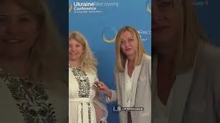 Ukraine Recovery, una donna ucraina rompe il cerimoniale e fa un regalo a Meloni
