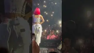 Nicki Minaj let&rsquo;s fan sing her song part 2! #pinkfriday2 #nickiminaj #pinkfriday2tour