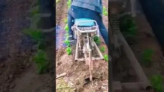 Motorsiklet ile tarla s&uuml;rme karık a&ccedil;ma