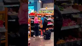 le mec genant en public 😂😭😂