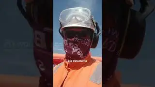 O tratamento ( bater ferrugem) em um navio petroleiro.
