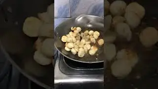 im frying squid balls #shortsvideo #squidballs #youtubeshorts #trendingshorts #trending #shorts