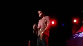 Trey songz going off on somebody for throwing ish on stage
