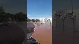 Policial federal da tiro em morador procurando comida em mercado alagado em enchentes no RS