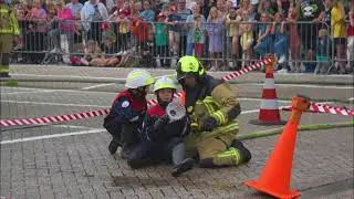 Jeugdbrandweer Stabroek demonstreert binnenbrand bestrijding