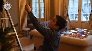 Kronprinsfamilien pynter juletræ