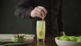 How to make a Żubr&oacute;wka Apple Zu cocktail | Simply Cocktails Recipe