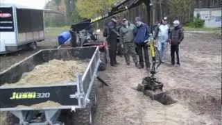 Vahva Jussi 320 Demo mit Kipp-Pritsche (Tipping box) und Erdgreifer (bucket)
