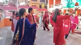 भद्रवाह में भगवान 'वासुकी नाग मंदिर' के बाहर कंचौथ की पूर्व संध्या पर महिलाएं नाच कर जश्न मनाती हुई।