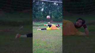 Jadi kiper capek lompat2? nih pake cara ini aja!! 🤣 #shorts