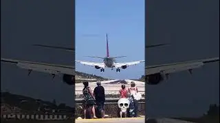 Airplane landing funny moment 🤣    #funny #airplane #landing #aviationlovers
