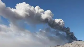 Explosive eruptions of Sabancaya volcano, Peru (May 30, 2018, x8 speed)