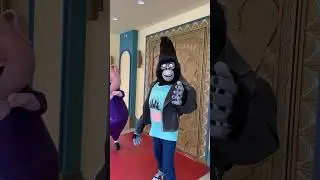 Meeting Johnny from Sing! 🦍 #sing #illumination #universalstudios #shorts