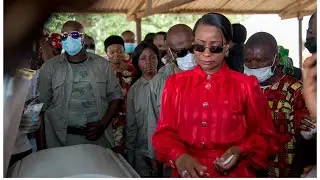 EN LARMES, MAMA OLIVE LEMBE FAIT SES ADIEUX À SON PAPA CÉLESTIN PFUMU , SUIVEZ LES OBSÈQUES