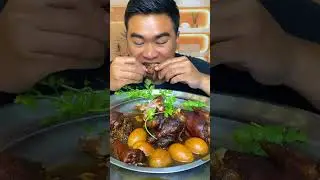 Eating pork feet with duck eggs is very delicious