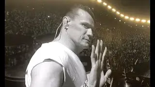 U2 - Elevation - London 2017 - Larry Mullen Jnr waving