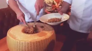 TOP ITALIAN MENU @ RESTAURANT POST IN DORDRECHT: Parmigiano Reggiano cheese wheel cooking