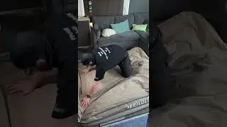 Luft ablassen und Luftmatratze platzsparend einlagern