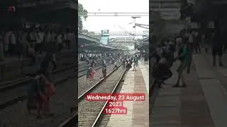#palghar #railwaystation #commuters #crossing #railtrack #due #platform #change #westernrailway