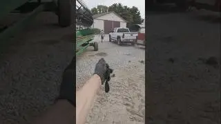 ВНИМАНИЕ ⚠️ Прицеп Unverferth с полным управлением следует по следам грузовика; не делайте резких...