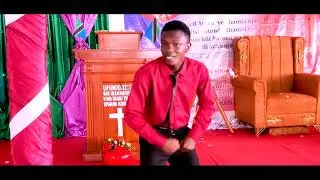 JE KANISAJI KWENU KUNA MTU ANAJUA KUCHEZA KAMA HUYU  MWAMBA TAZAMA UONE ANAVYOENDA NA WIMBO