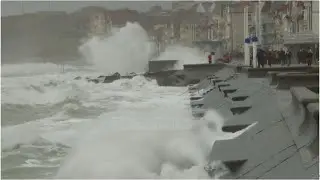 Stuhia përmbyt Italinë jugore/ Dallgët deri në 9 metra, situate alarmante