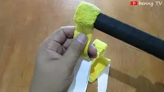 Cara melepas grip handuk lama dan memasang grip handuk yang baru warna kuning pada raket badminton