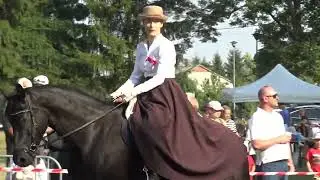 Dożynki Gminne Sitno 2025 r. w Kornel&oacute;wce. Pokaz konny (kadryl) w wykonaniu sześciu dziewczyn konno.