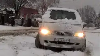 DRIFTOVANJE SA MERCEDESOM PO SNEGU ! Grudvamo kengura i spustamo se niz bregove..
