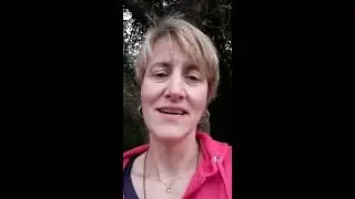 Anja Runge erkl&auml;rt Klangmassagen f&uuml;r das Festival