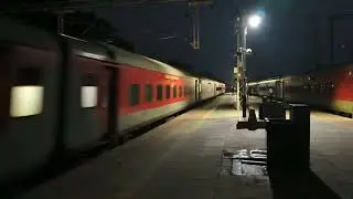 22990 Mahuva Bandra SF Express overtaking 12922 Flying Ranee SF at Amalsad on 130 kmph