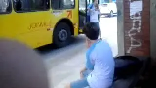 s&oacute; de zoas no ponto do bus&atilde;o! UEHUEHUEH '