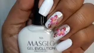 UÑAS CON FLAKES Y MARIPOSAS