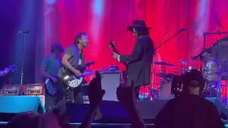 Eddie Vedder & The Earthlings w/ Mike Campbell 