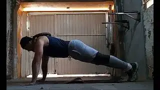 Apoio sobre solo com anilha de 15kg nas costas.#s&oacute;agradecer #treinoemcasa #vidaativa #muscula&ccedil;&atilde;o