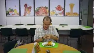 Herr Werner Ressdorf Fr&uuml;hst&uuml;ckt gen&uuml;sslich in seiner Heimat!