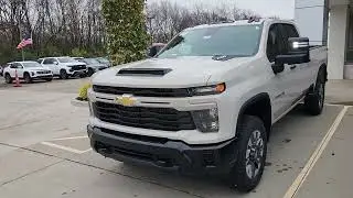 Chevrolet Silverado 2500 HD 2026 года выпуска в белых песках