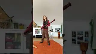 Joshua erkl&auml;rt und spielt den Vorl&auml;ufer vom Fagott, das Fagottino