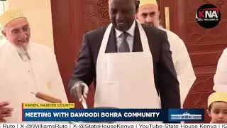 FUNNY: PRESIDENT RUTO COOKS CHAPATI WITH THE DAWOODI BOHRA LEADERS