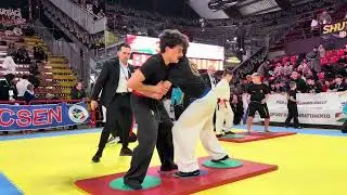 Finale 2° round Tui Sho a piedi fissi maschile 16/17 anni 60/65 kg perso da Mirko (sx)