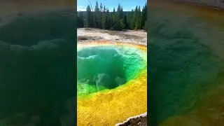 Озеро Утренней Славы (англ. Morning Glory Pool) геотермальный источник в Йеллоустонском парке в США.