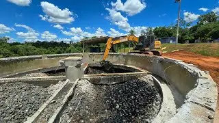 DEMOLIÇÃO NA CAIXA DE TRATAMENTO ESGOTO // Escavadeira hidráulica 