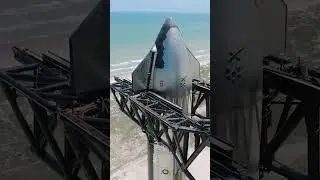 Полностью собранный Starship установлен на стартовой площадке в Starbase
