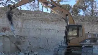 Cat&reg; H115Es Hydraulic Hammer in Action