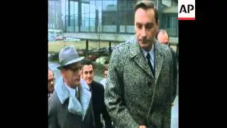SYND 15-2-72 EAST WEST TALKS ON PASSES THROUGH BERLIN WALL