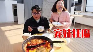难得儿子闺女都在家，胖哥做小火锅给兄妹俩吃，小丫开玩笑说以后要啃哥，没想到被哥哥的一句话给感动到了~【小喬家胖大哥】